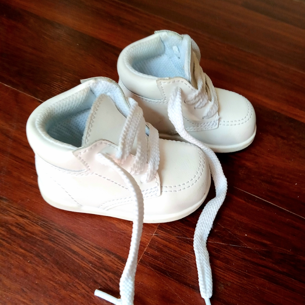 The Shoe Department First Walker Shoes Size 2W - Picture 2 of 4